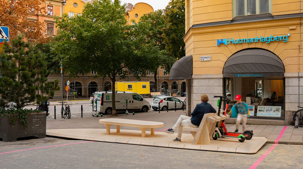 Photo du kit ArkDes de mobilier modulable testé à Stockholm, Göteborg et Helsingborg avec une table et des chaises en bois et un rangement pour les trottinettes