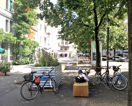 Photo de mobilier urbain mobile avec une personne qui dort sur un banc