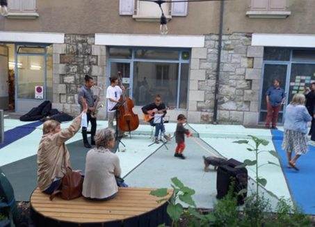 Photo d'un groupe de musique dans la rue