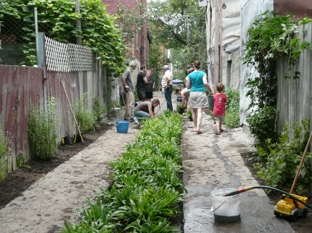 Habitant jardinant dans une ruelle