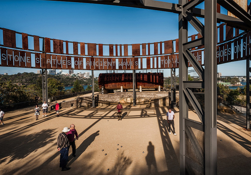 Oeuvre d'art réalisée en recyclant une structure métallique industrielle. La sculpture est située dans un parc australien (Ballast Point Park)