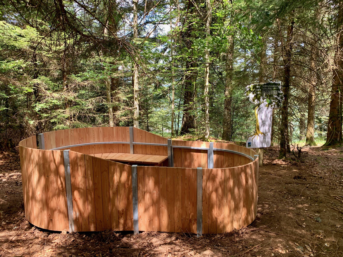 Baignoire en bois dans laquelle il est possible de s’allonger ou s’assoir pour profiter de l'environnement