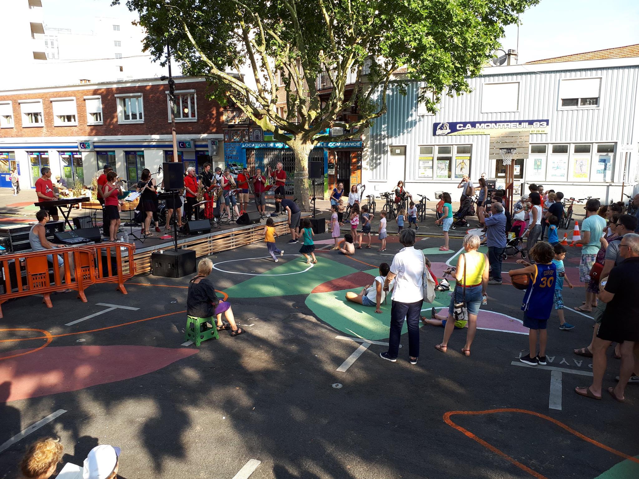 Concert sur une place publique qui a des marquages au sol