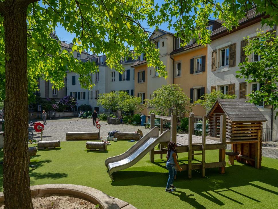 Aire de jeux avec un sol végétalisé et un toboggan