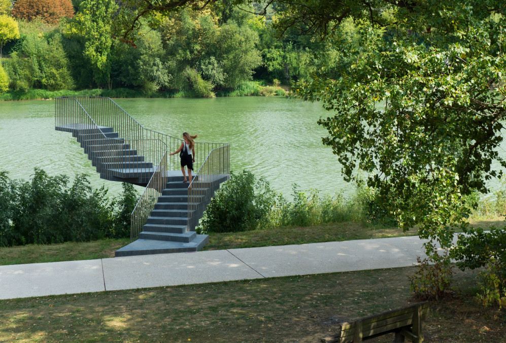 Rive de Saône avec une allée piétonne et l'oeuvre d'art Beautiful step qui est un escalier en béton menant au-dessus de la Saône