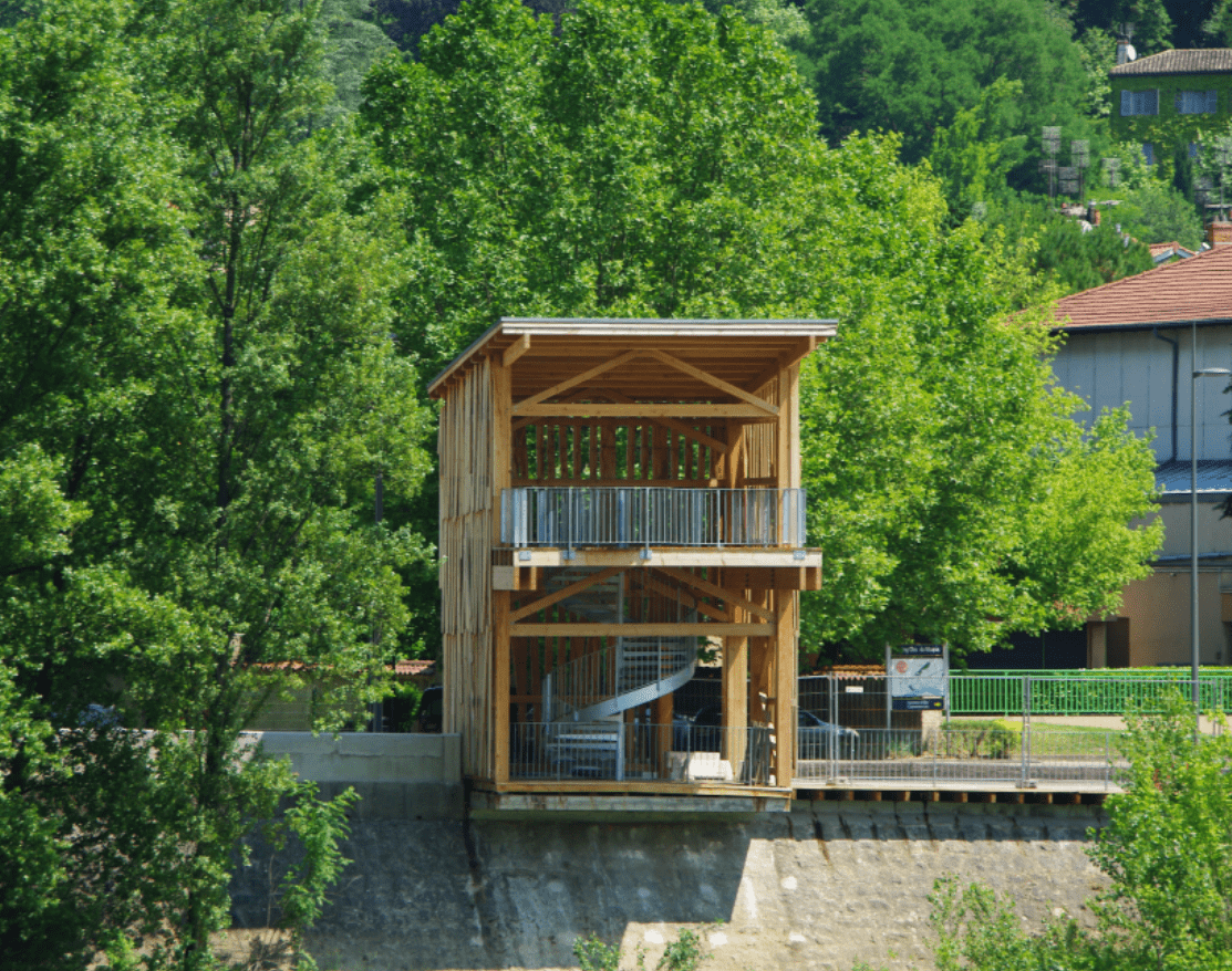 Tour Belvédère en bois et métal, avec un balcon, située sur un quai de la rive de Saône.