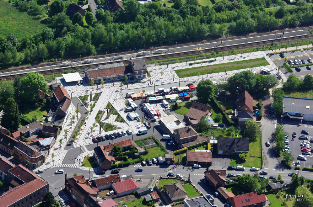 Gare de Templeuve-en-Pévèle vue d'en haut. Aménagements piétons végétalisés aux abords de la gare