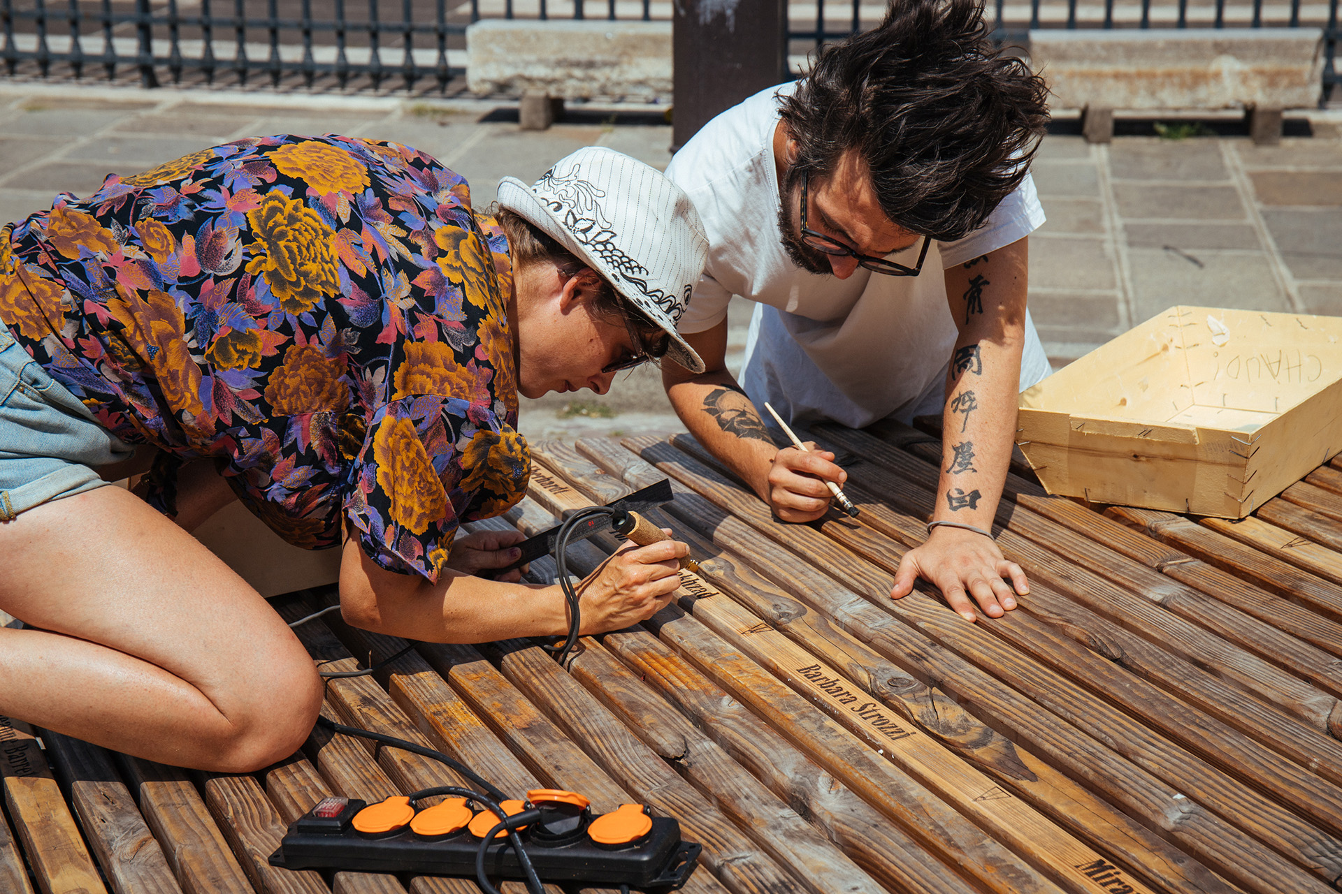 Deux personnes écrivent et customisent les bancs