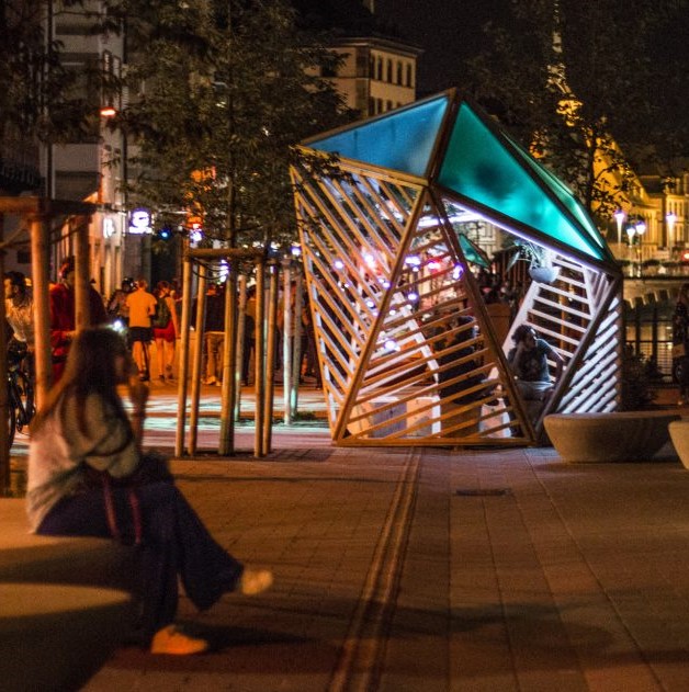 Kiosque démontable en bois agrémenté de pots de fleurs