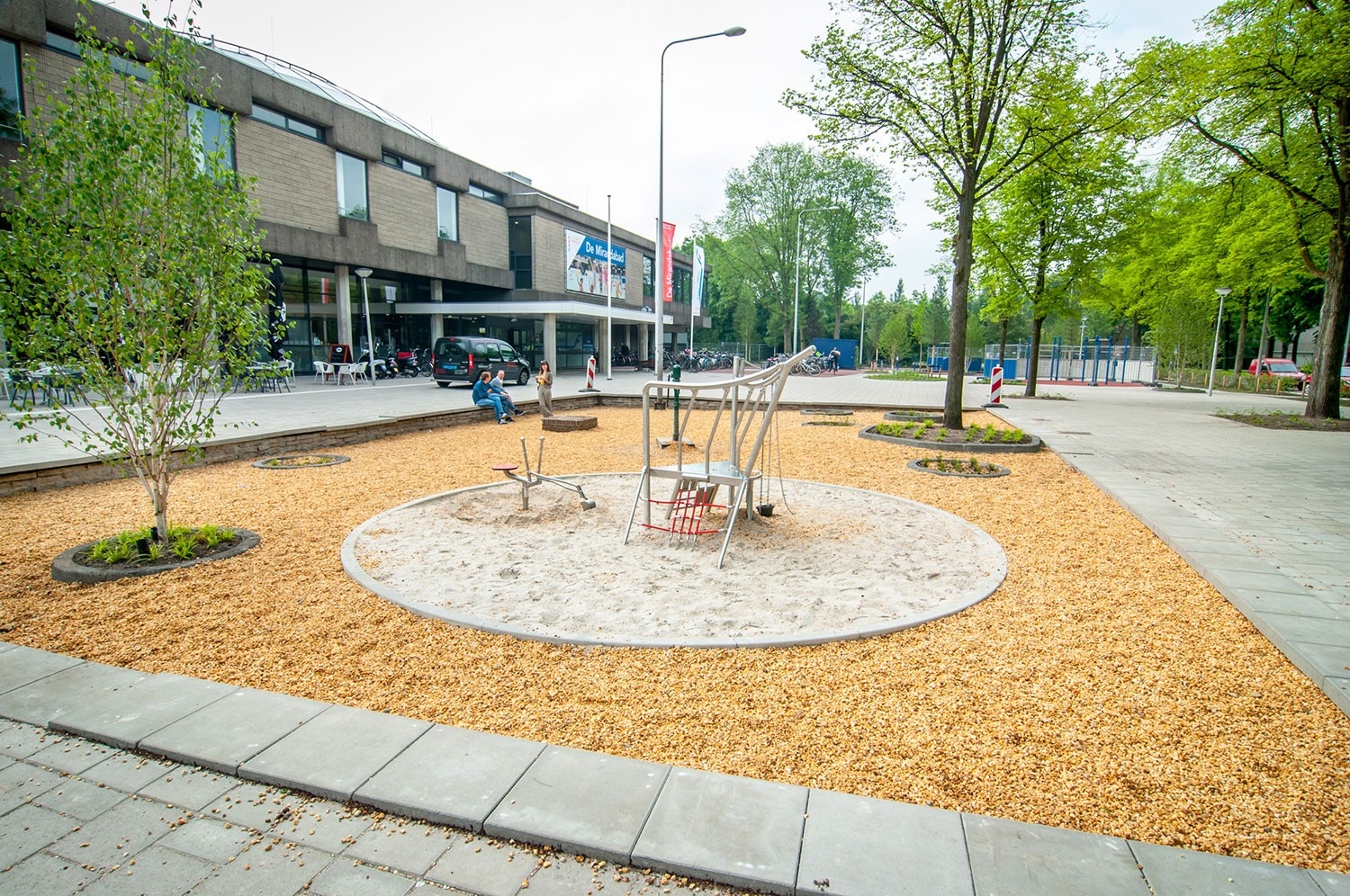 Petite aire de jeux dont le sol est du sable de drainage afin d'absorber les surplus d'eau. Il y a également quelques arbres plantés