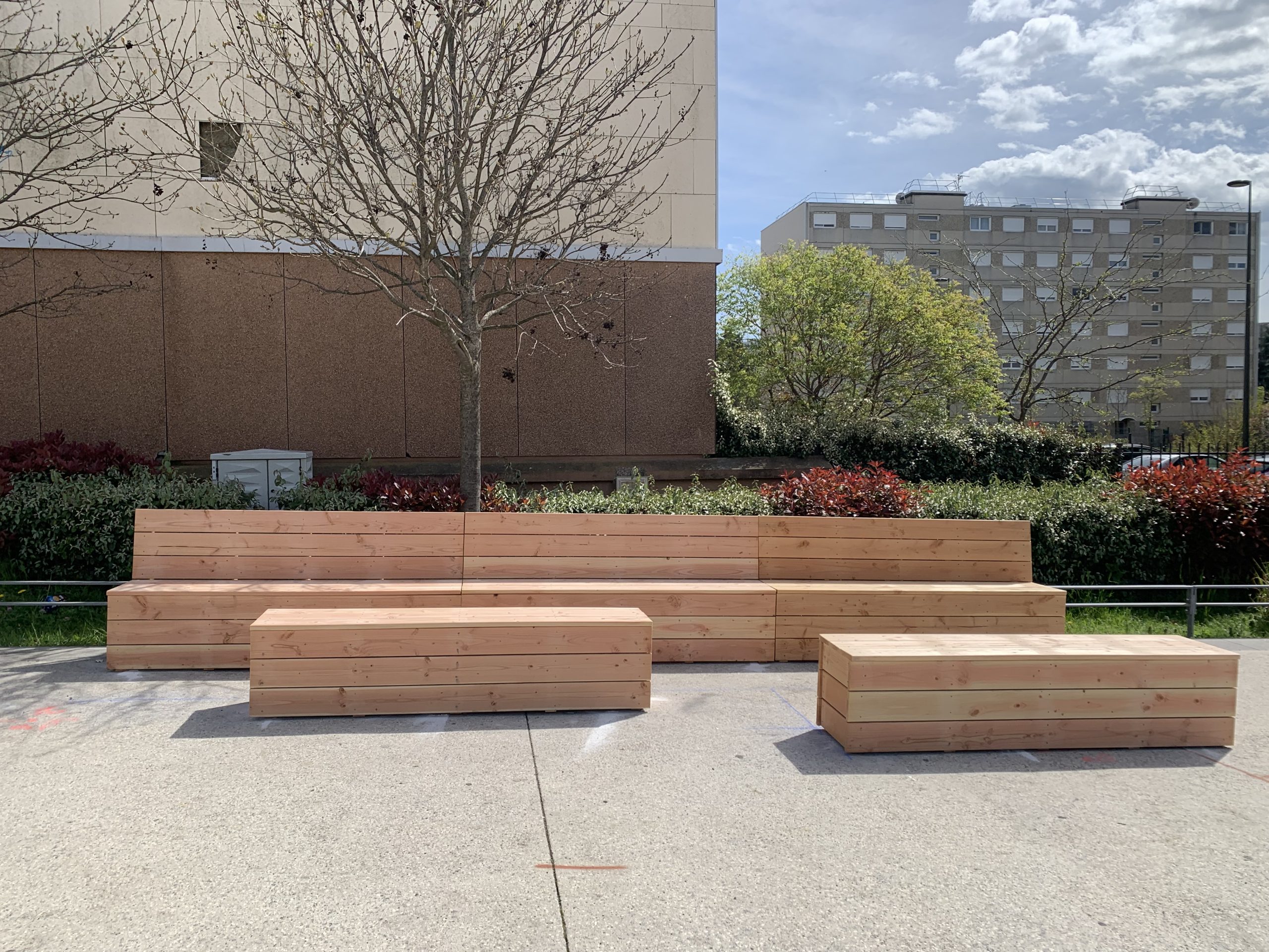 Bancs en bois avec et sans dossier, juxtaposés pour permettre des regroupements