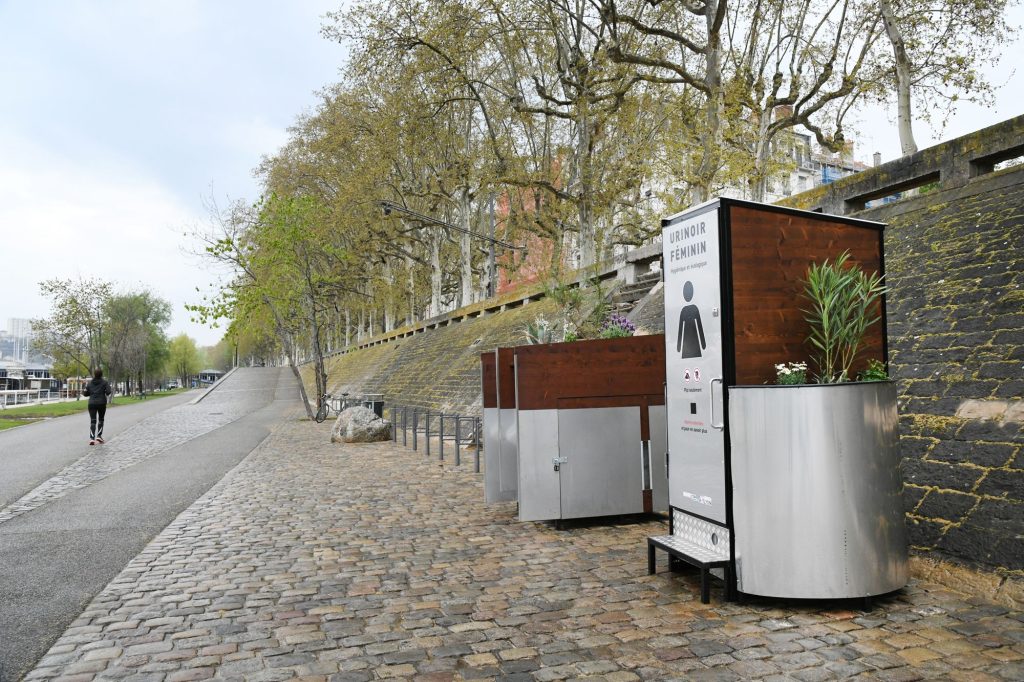 Photo de sanitaire en bordure de route