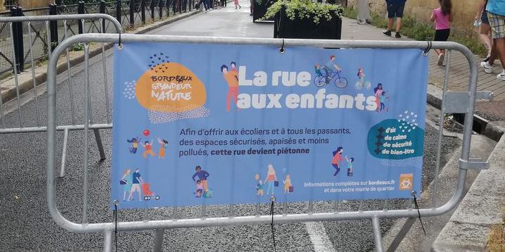 Photo d'une barrière avec un panneau explicatif sur la rue aux enfants