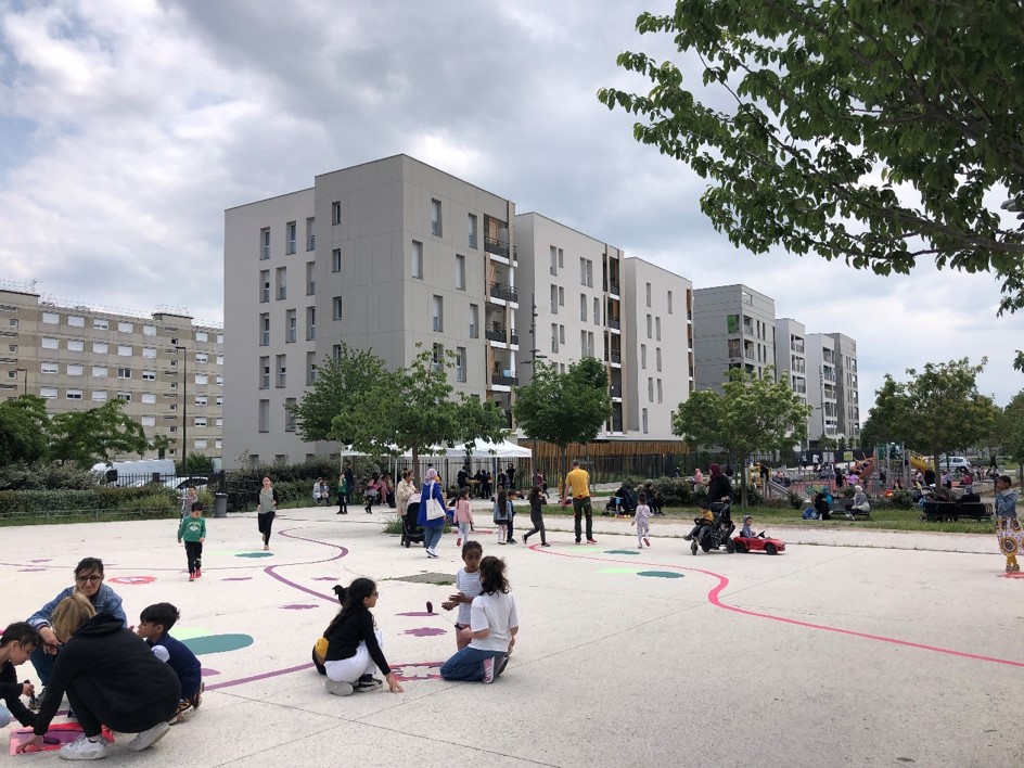 Sur l'esplanade, des enfants peignent le béton en dessinant des motifs issus de l'oeuvre de Frida Kahlo