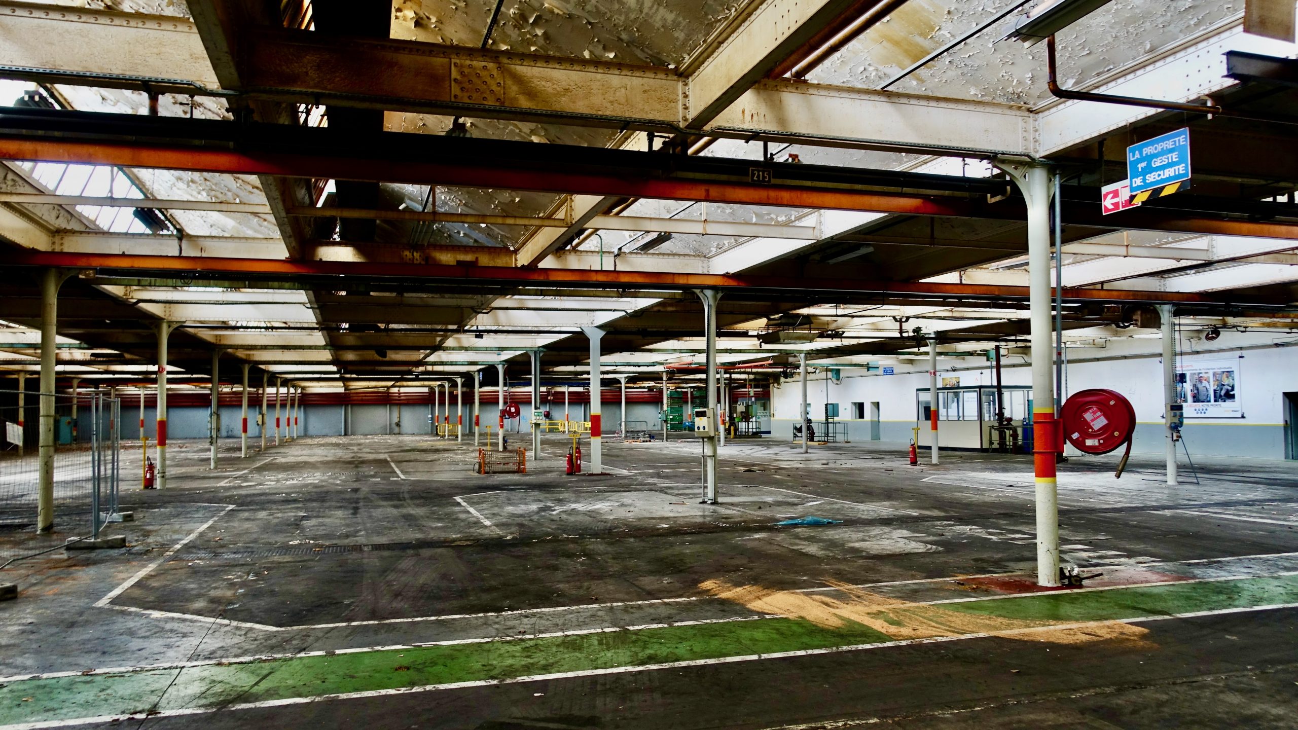 Vue de l'intérieur de la Halle (usine) avant travaux