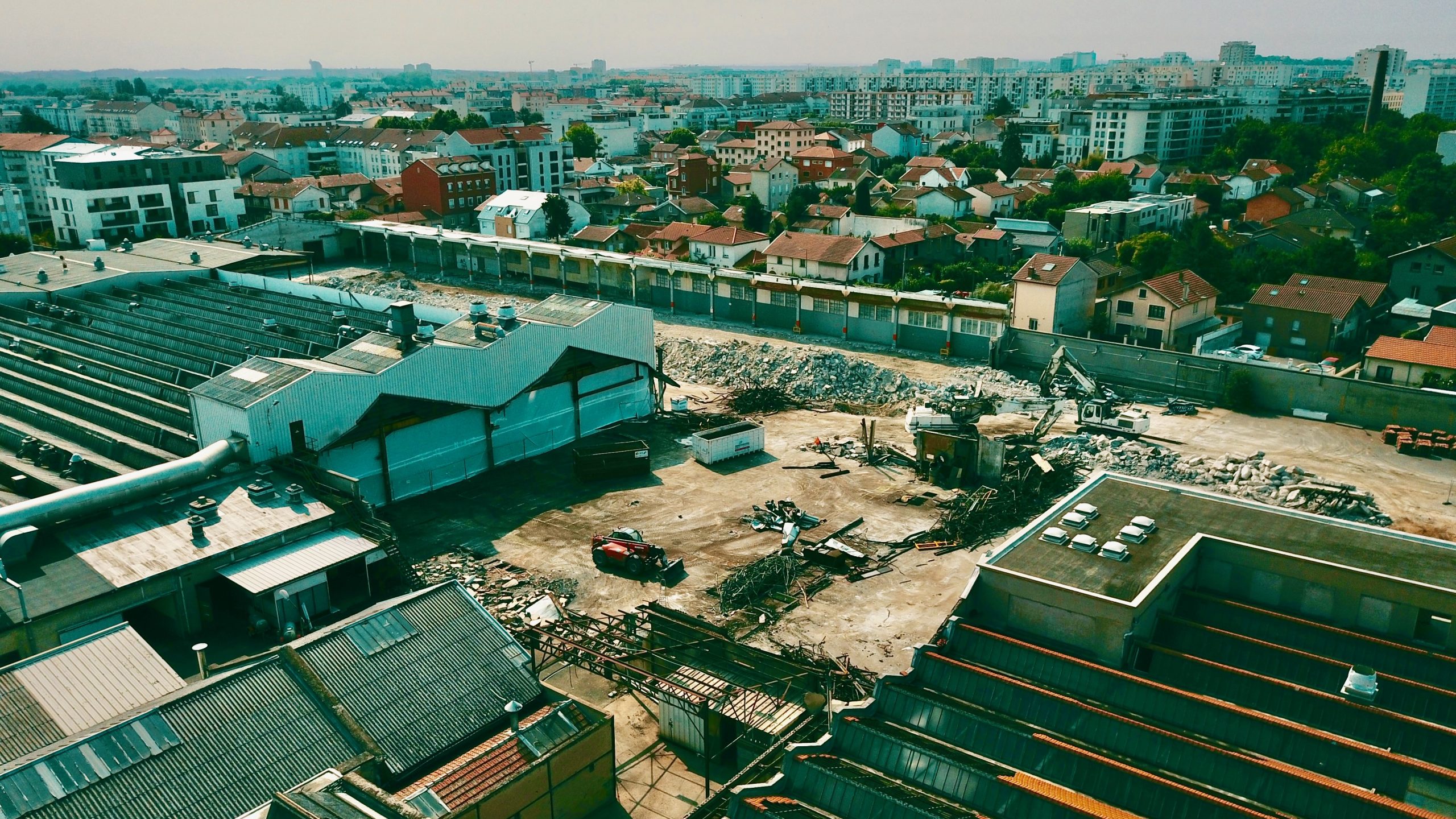 Vue aérienne du site montrant les travaux de démolition du site et le tri des matériaux