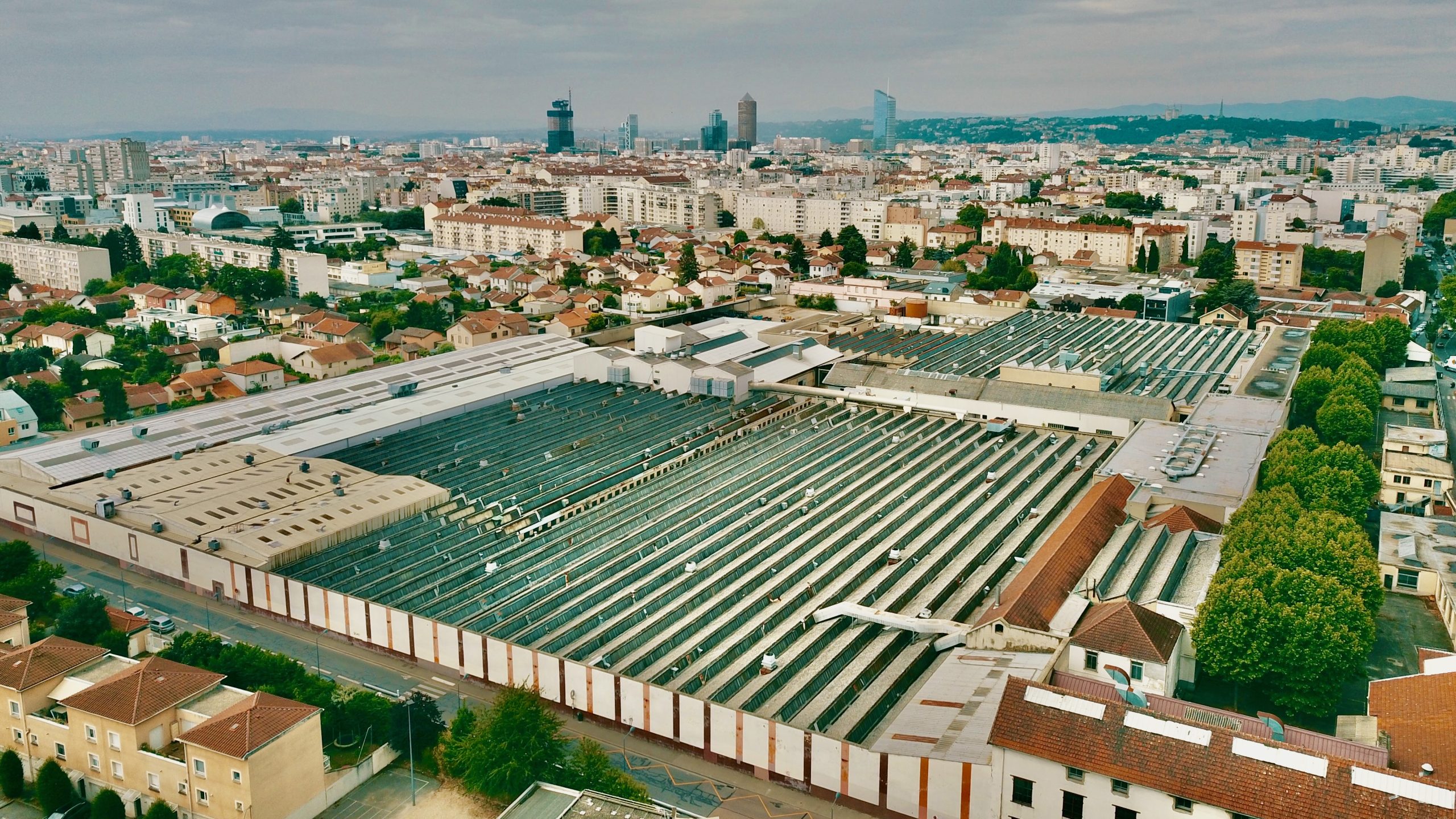 Vue aƩrienne du site avant travaux montrant l'usine qui paraƮt immense