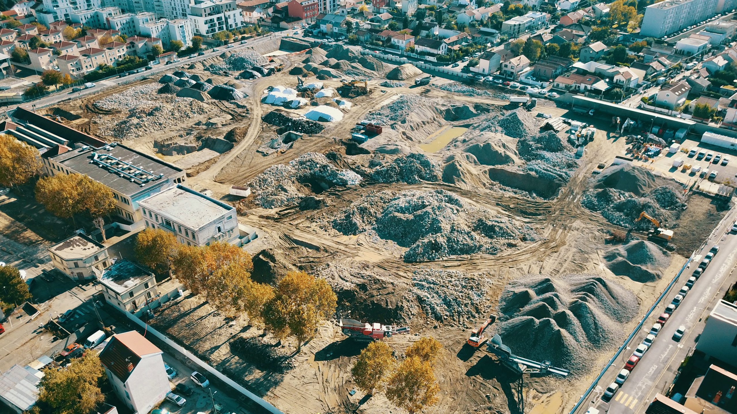 Vue aérienne du site ACI en travaux montrant les déblais