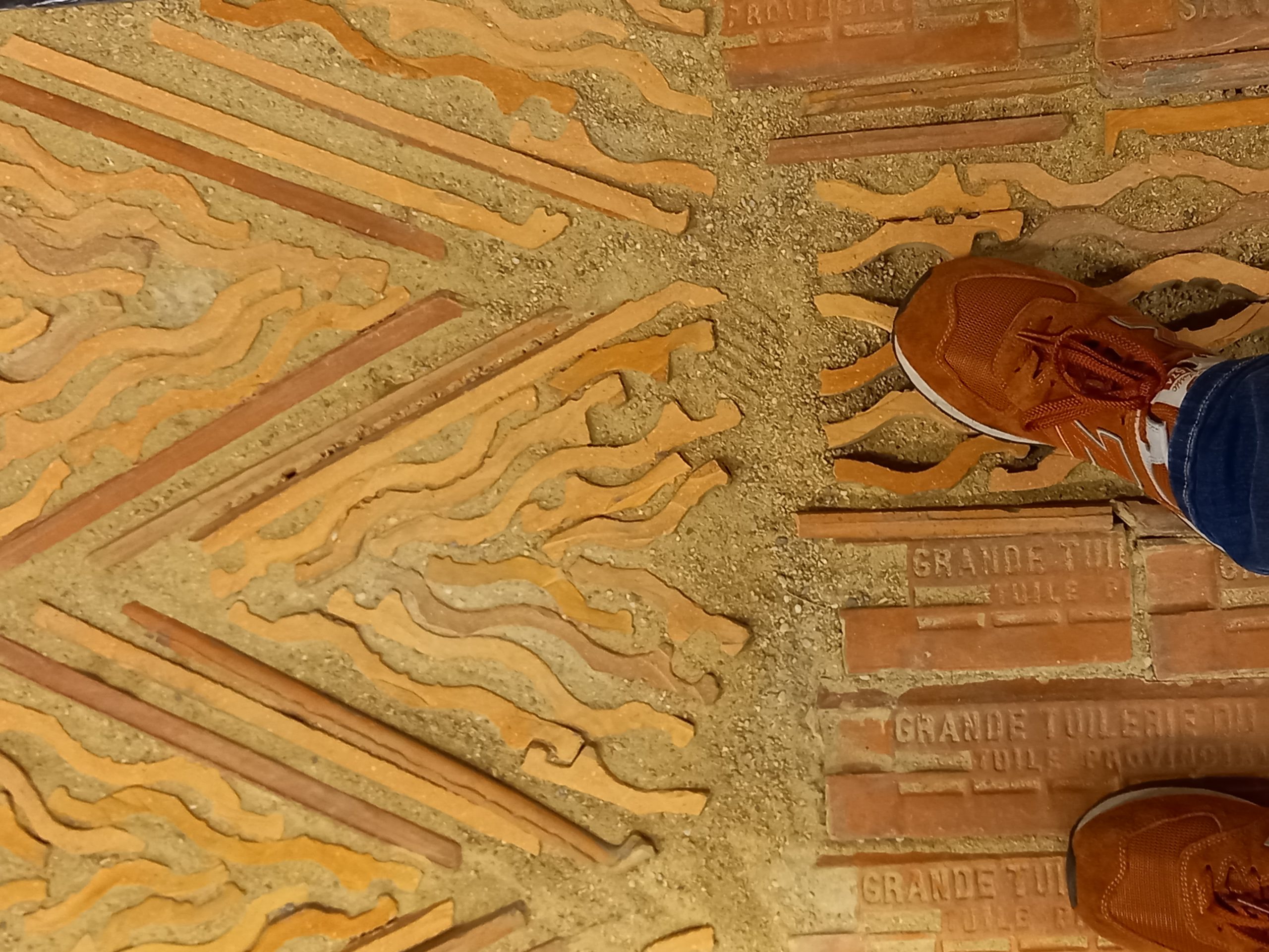 Prototype de sols récupérant les briques - les tranches des poutres intégrées au sol forment des visuels esthétiques en forme de triangle et de vagues