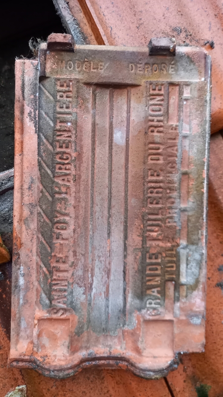 Briques récupérée sur place indiquant ses informations de fabrication : Saint-Foy L'Argentière - Grande tuilerie du Rhône - Tuilerie provinciale - modèle déposé