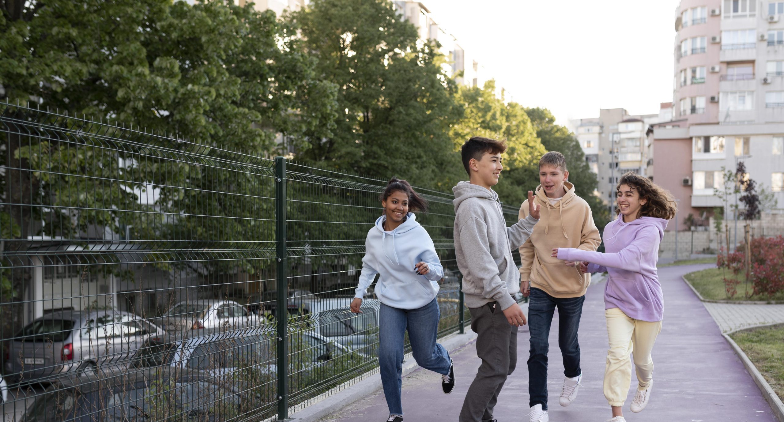 Quatre adolescents courent dans la rue